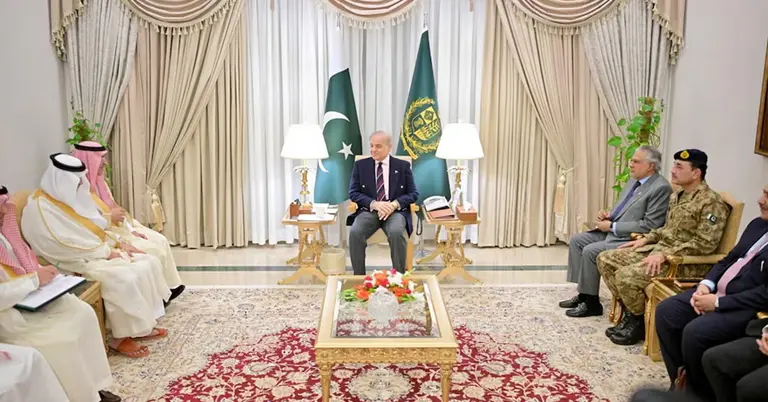 পাকিস্তানের প্রধানমন্ত্রী শেহবাজ শরিফ, সেনাপ্রধান আসিম মুনিরের সঙ্গে সৌদি আরবের অর্থমন্ত্রী মোহাম্মদ আল-জাদান